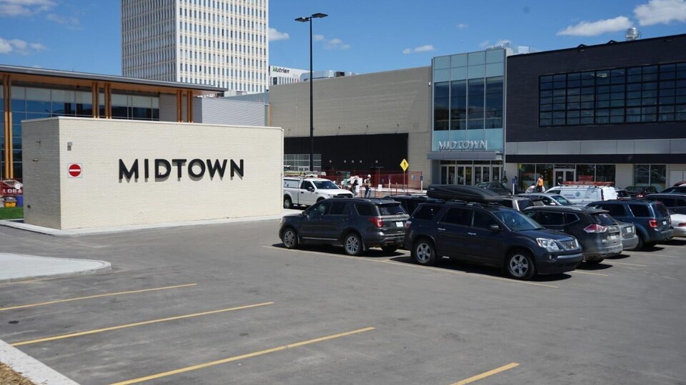 Le centre commercial Midtown Plaza en été.
