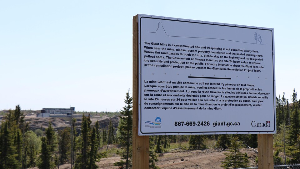 Un panneau avec les explications d'une mine contaminée. 