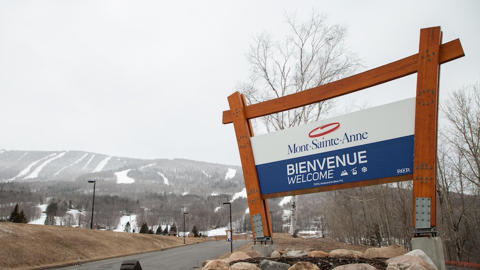 Pancarte de bienvenue à l'entrée du stationnement du Mont-Sainte-Anne.