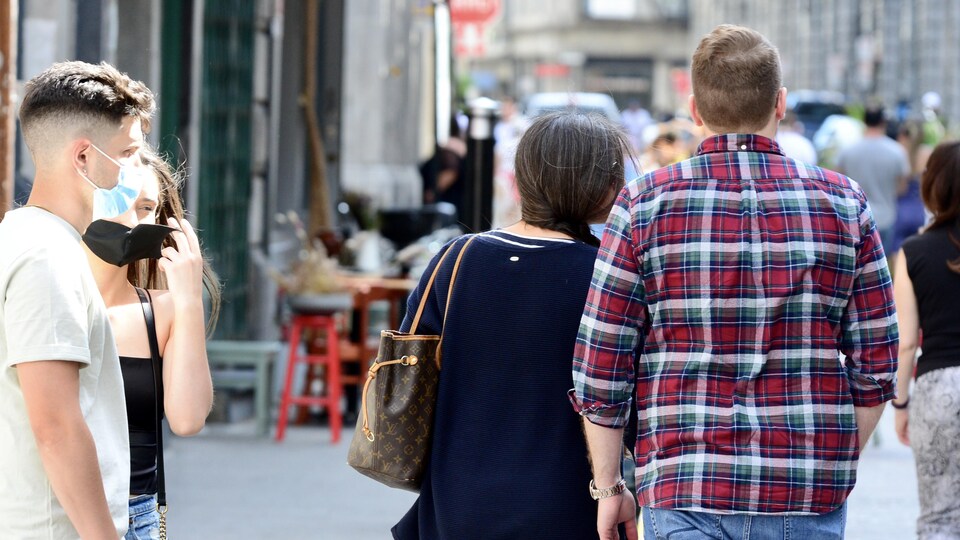 Des personnes marchent dans la rue.