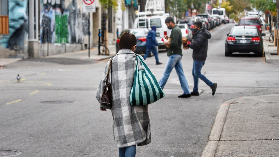 Des passants dans une rue de Montréal.