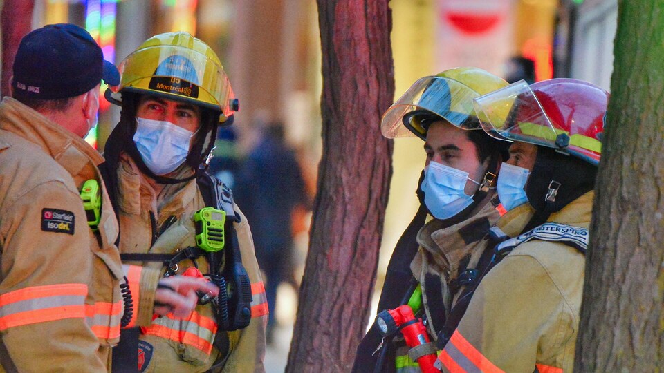 Des pompiers portent le masque.