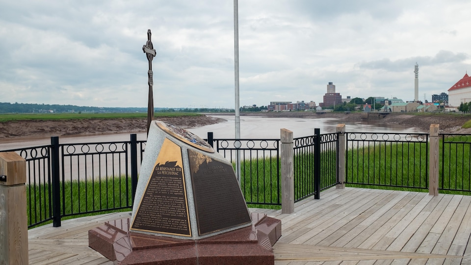 Le monument et la rivière derrière.