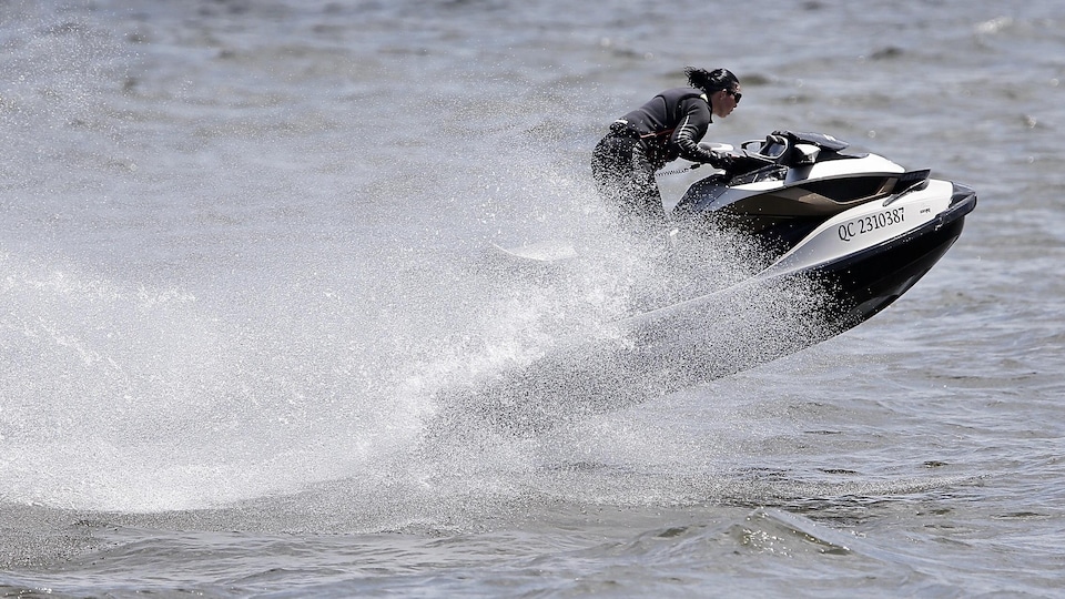 Une motomarine lancée à grande vitesse sur l'eau.
