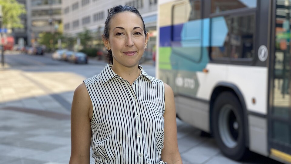 Portrait de la femme devant un autobus de la ville de Gatineau.