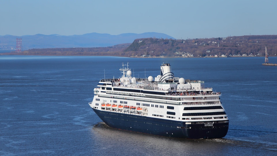 Un navire de croisière navigue sur le fleuve Saint-Laurent, près de Québec.