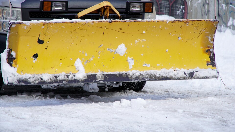 Une gratte d'un tracteur à neige. 