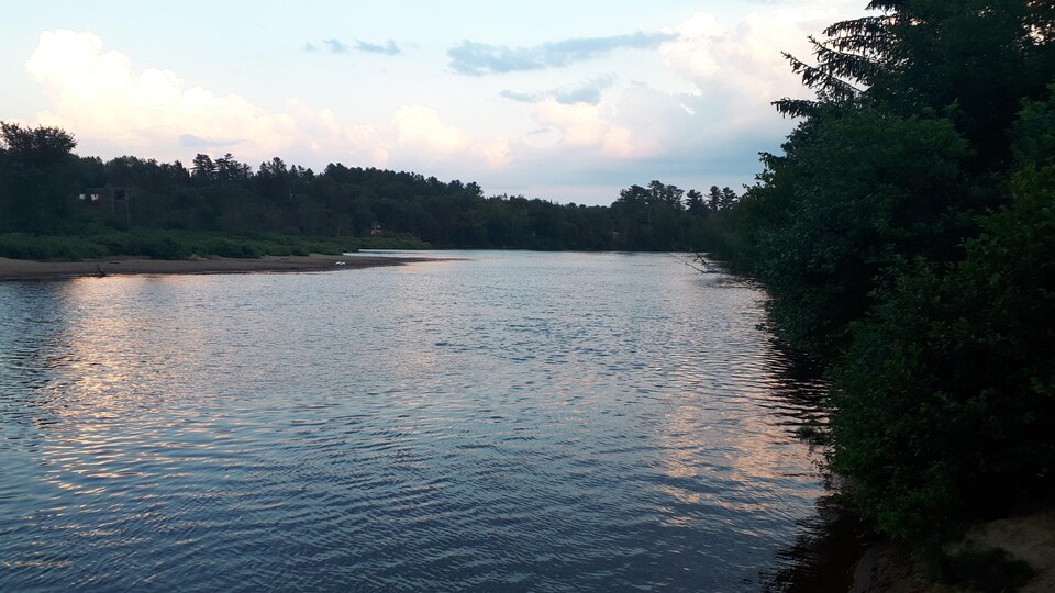 Le secteur ratissé par les pompiers et les policiers, sur la rivière Jacques-Cartier