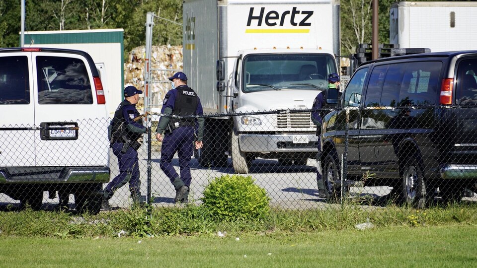 Des policiers en pleine opération.