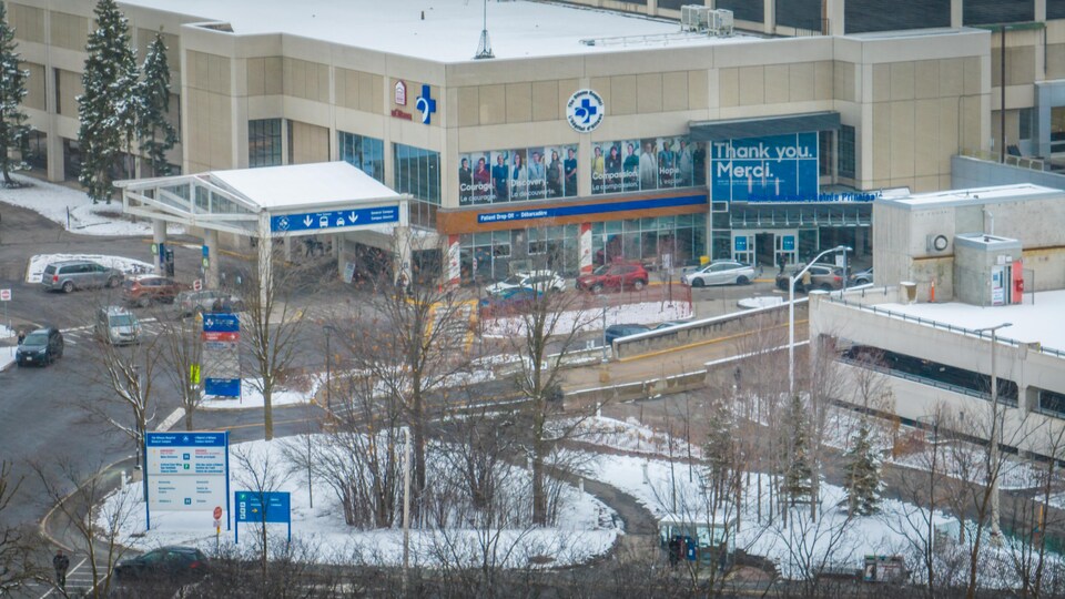 Image de l'Hôpital général d'Ottawa captée par un drone l'hiver.