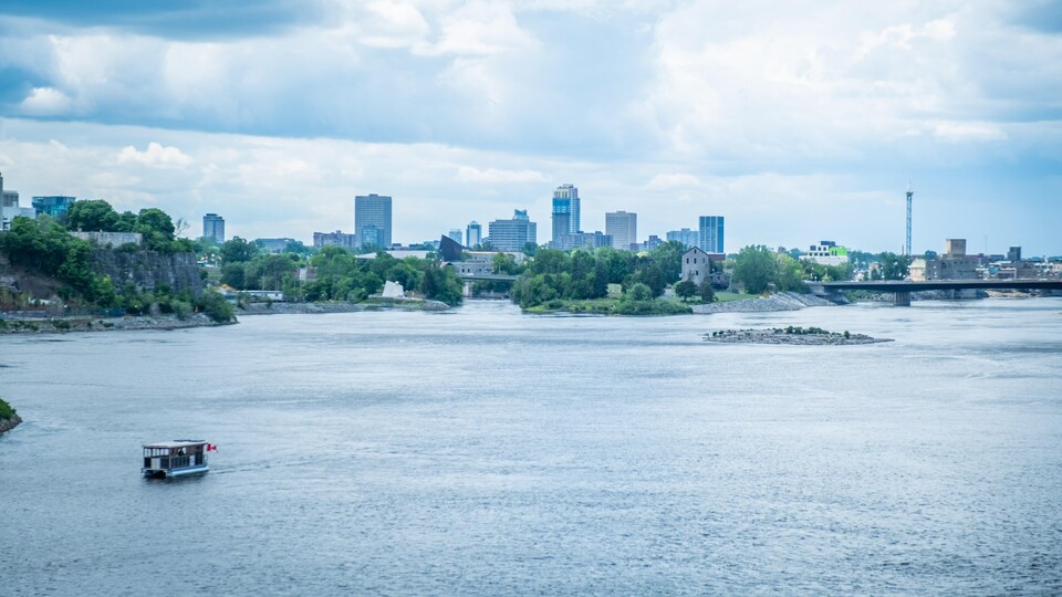 Vue sur Ottawa et la rivière des Outaouais.