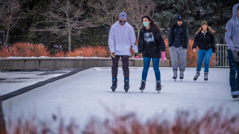 Des résidents sur une patinoire d'Ottawa.