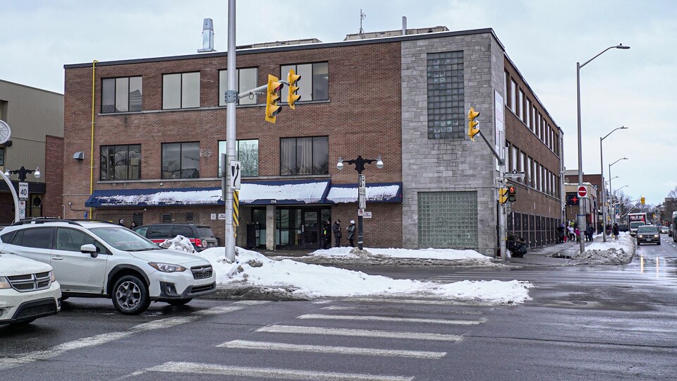 Édifice de trois étages au centre-ville d'Ottawa l'hiver.