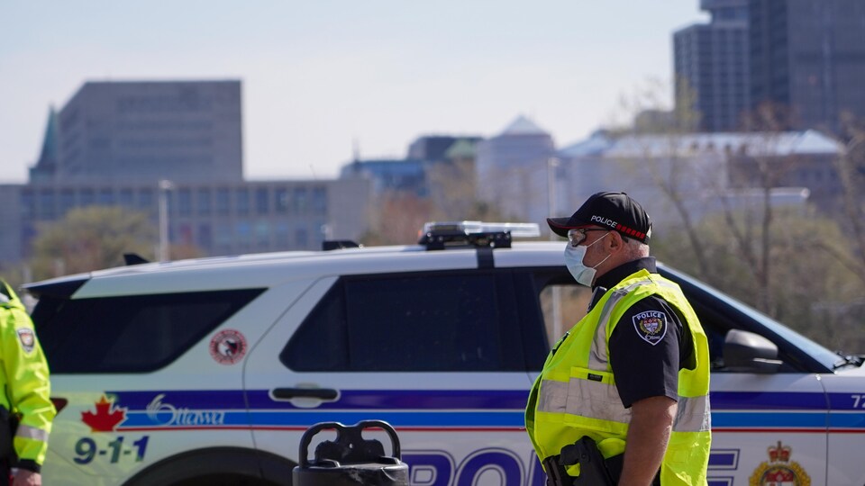 Un policier portant le masque lors d'un contrôle routier.
