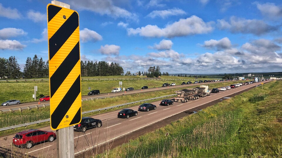 Des files de voitures sur une autoroute dans les deux directions.