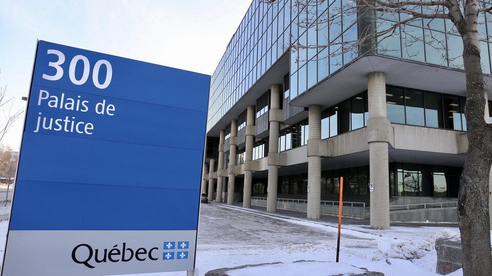 Le palais de justice Quebec avec neige. 