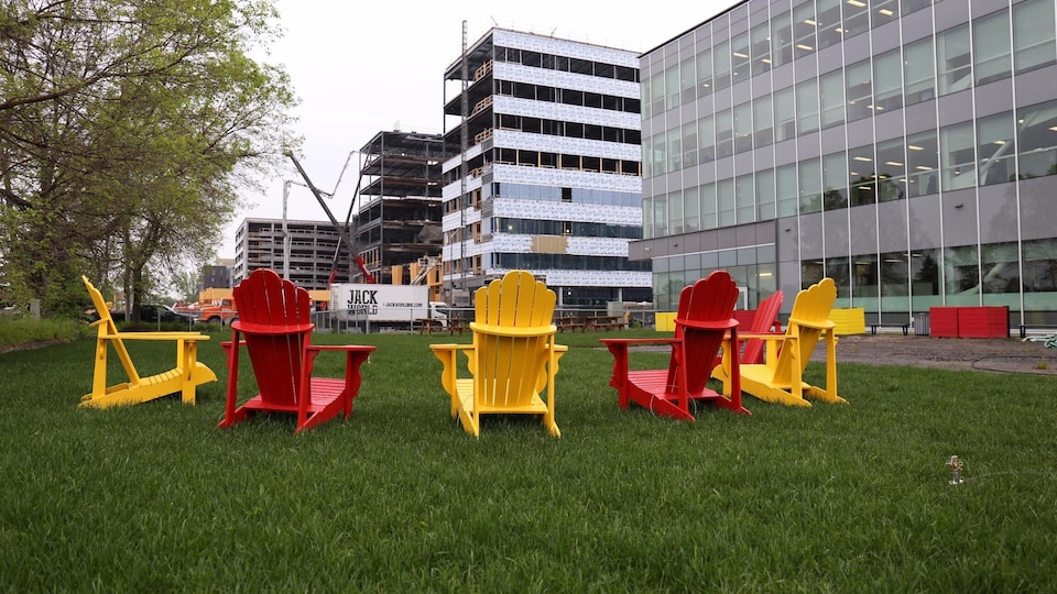 Des chaises Adirondack colorées en plein coeur de l'écoquartier d'Estimauville. 