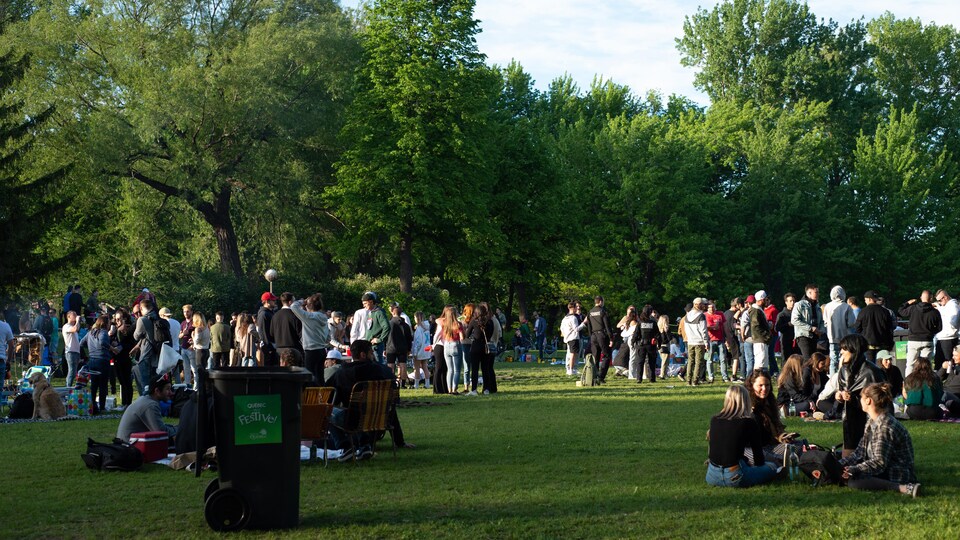 Des gens rassemblés dans un parc verdoyant