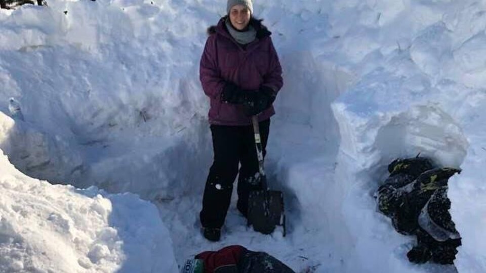 Valérie Charbonneau construit un fort de neige avec ses enfants.