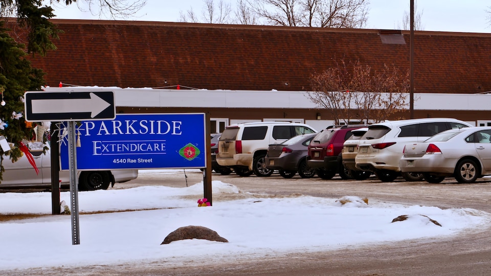 Panneau de l'entrée du centre de soins de longue durée Parkside Extendicare à Regina. Le panneau est situé sur le parking de l'édifice.