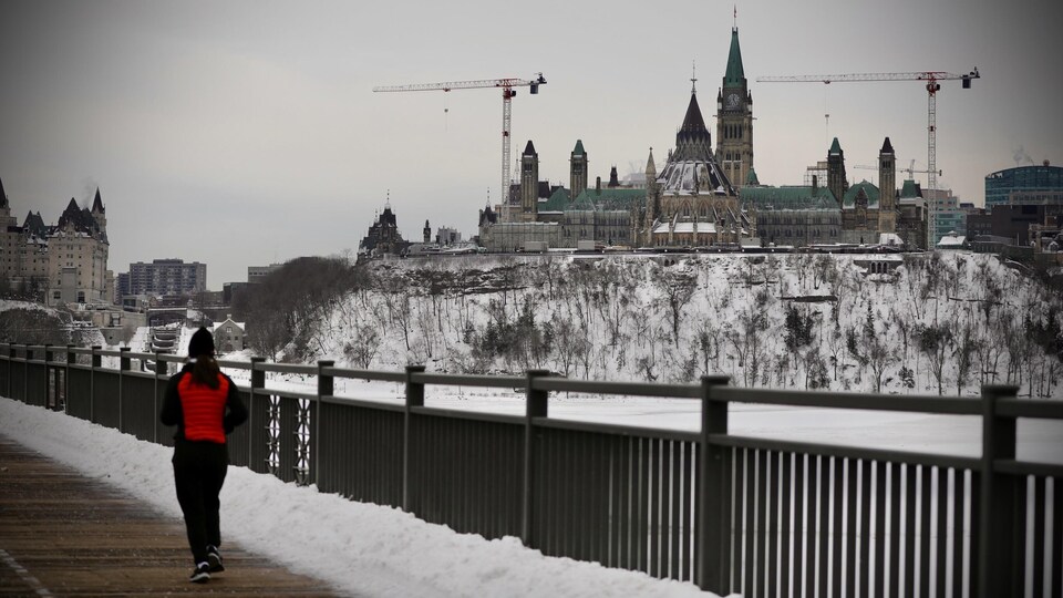 L'édifice du Parlement à Ottawa, en hiver.
