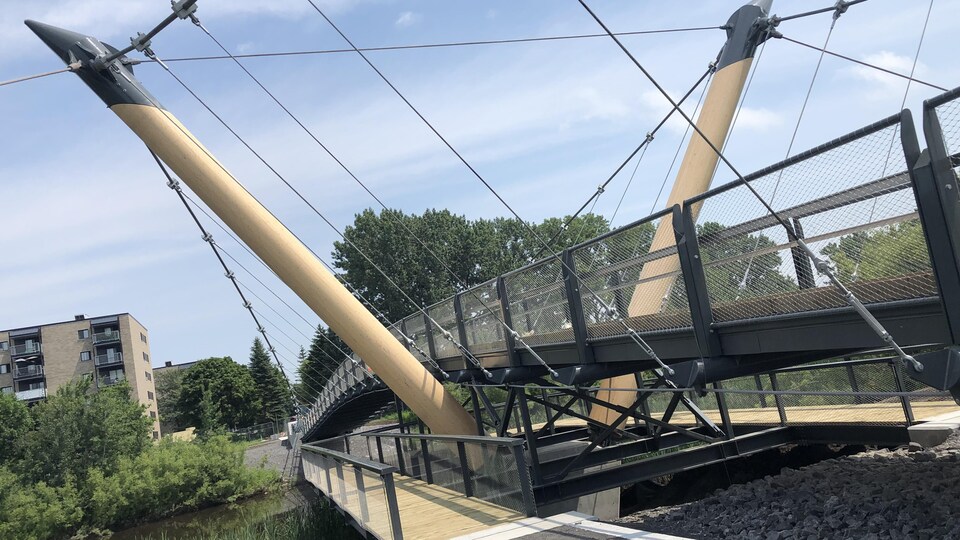 La passerelle de la Tortue en été.