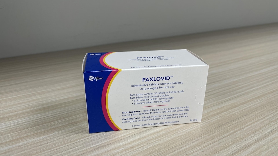 Une boîte de pilules paxlovid. 