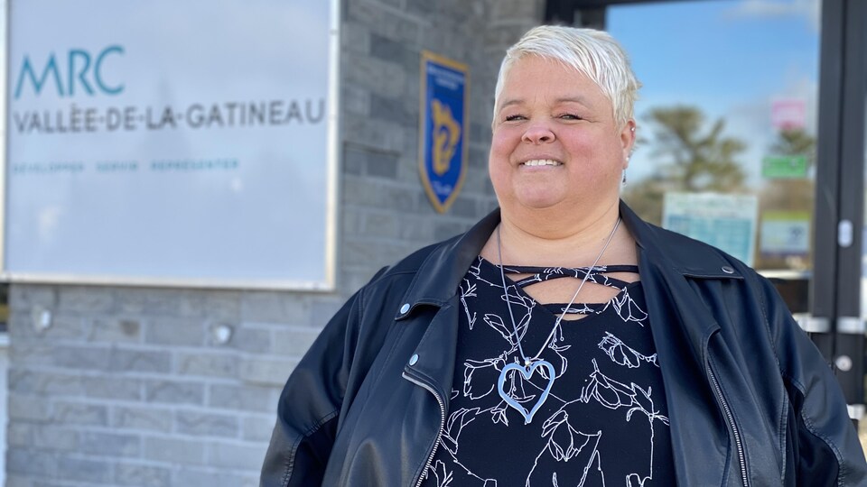 Chantal Lamarche, préfète de la MRC de la Vallée-de-la-Gatineau sourit devant la caméra.
