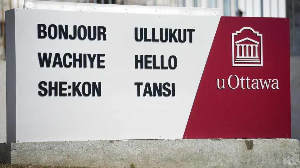 Une enseigne de l'Université d'Ottawa. 