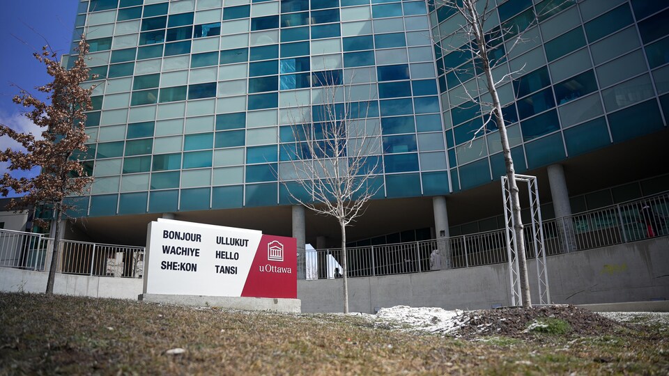 Une enseigne devant un pavillon de l'Université d'Ottawa.