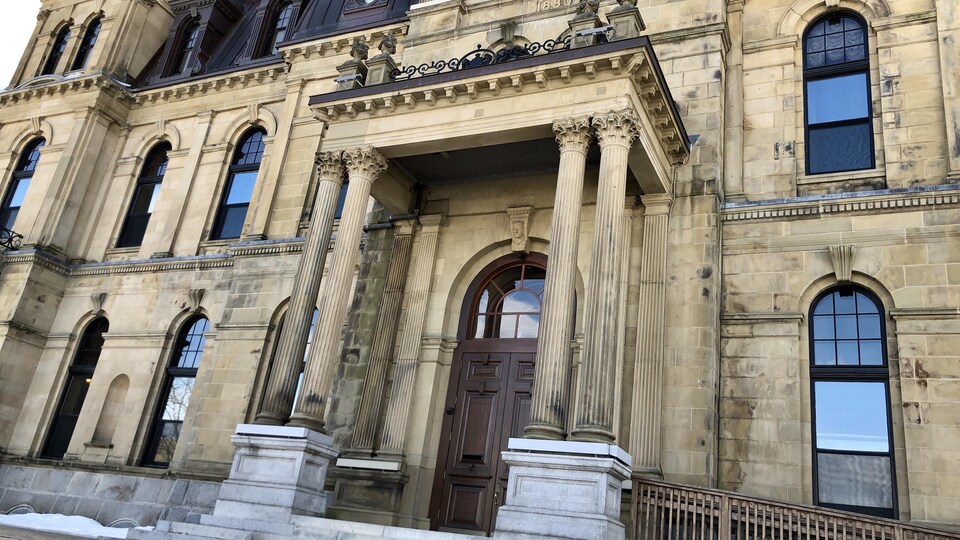 Entrée d'un bâtiment en pierre.