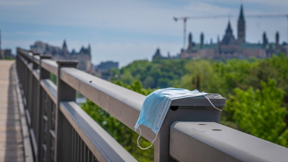 Un masque sur le pont Alexandra à Gatineau.