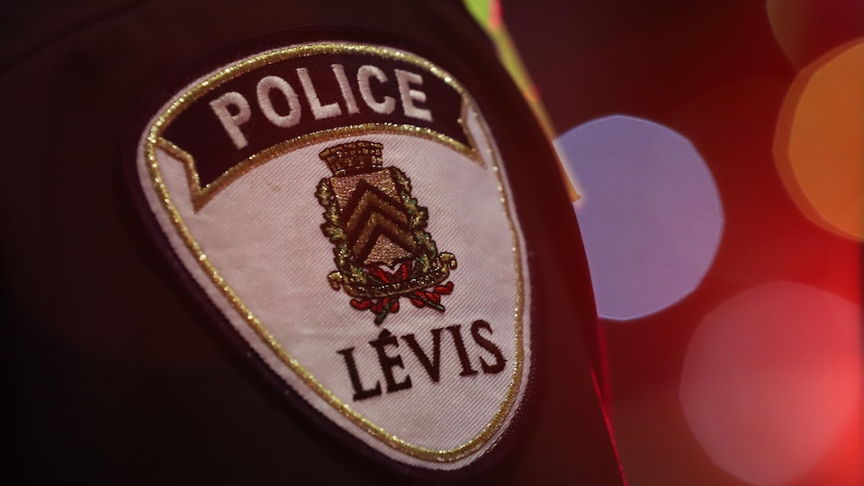 Gros plan sur le logo du service de police de la Ville de Lévis