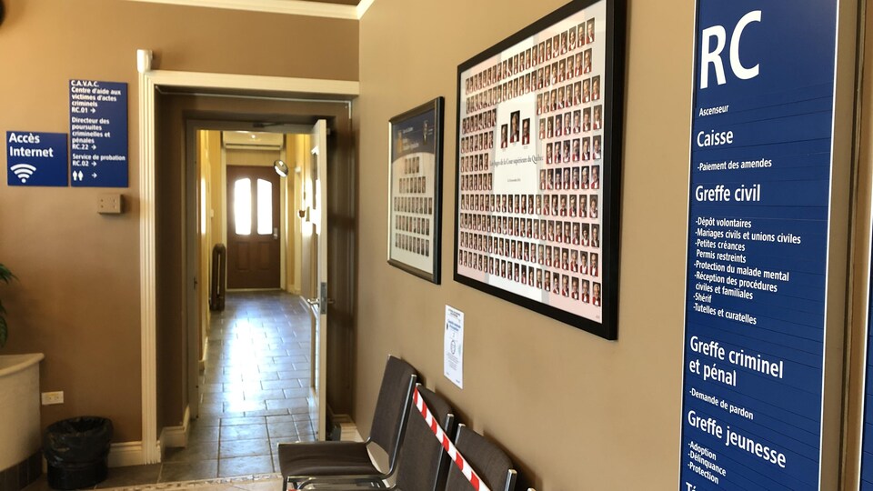 Le palais de justice de La Malbaie de l'intérieur, avec un couloir.