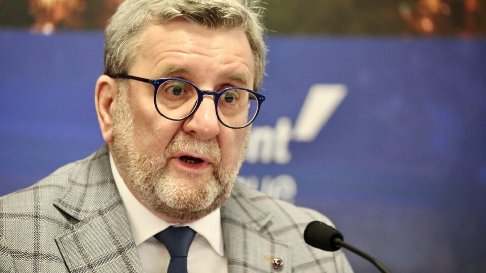 Le maire de Québec Régis Labeaume devant les médias.