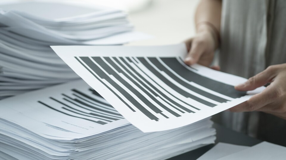 Une pile de documents caviardés.