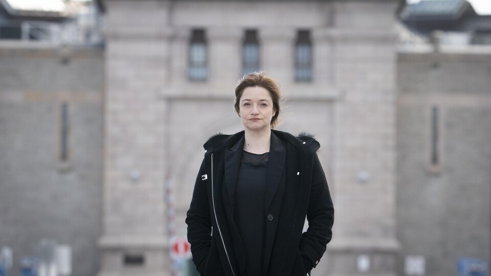 Nadia Golmier devant la prison de Bordeaux à Montréal. 
