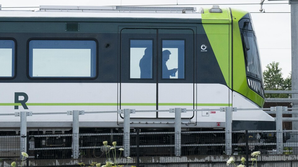Un train avec des passagers en silhouette.