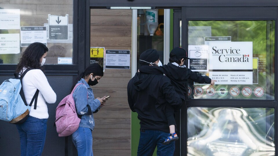 Des gens font la file devant les bureaux de Service Canada.