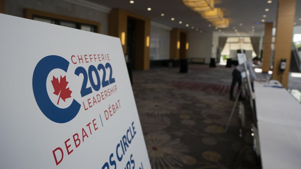 A sign indicating the debate room.