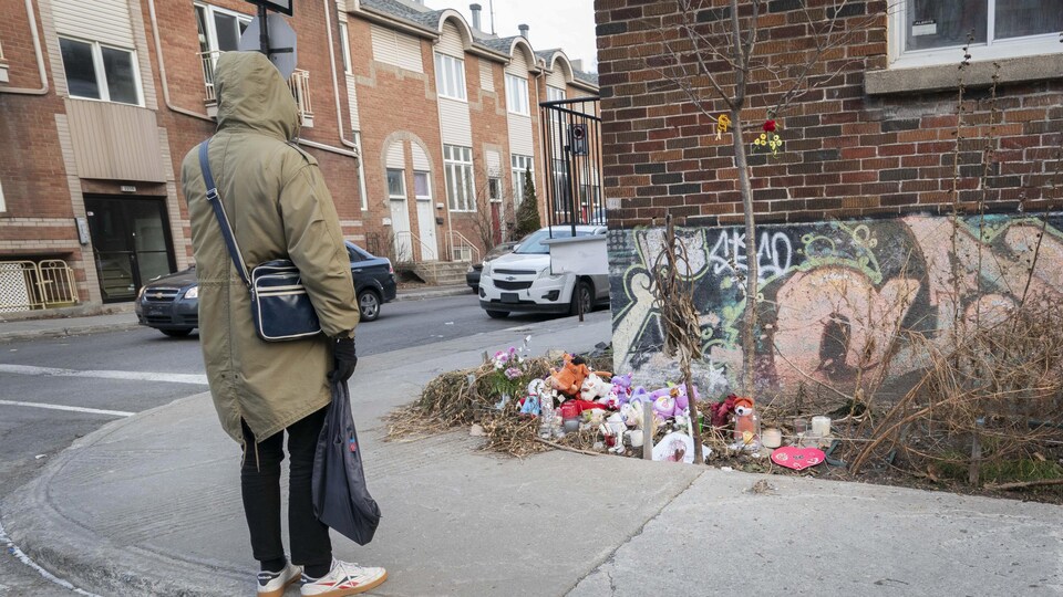 Les résidents du quartier où habitait la petite Mariia ont déposé des fleurs pour lui rendre hommage, à l'angle des rues Parthenais et Rouen à Montréal. 