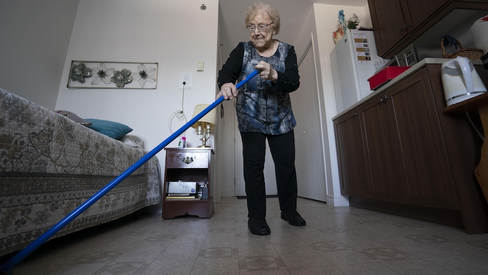 Laurette Hinse-Fortin passe le balai.