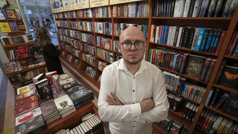 A wide and full book behind him.