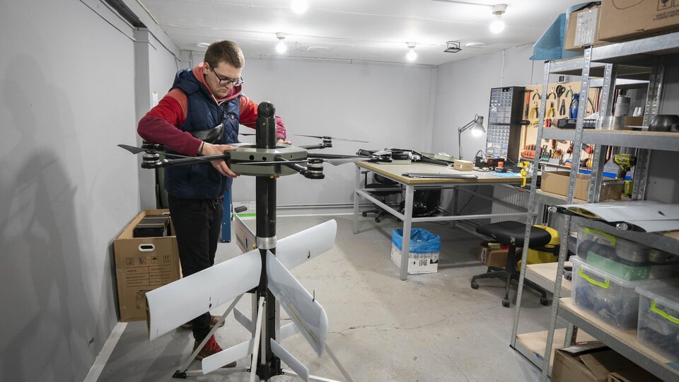 Bohdan Stepaniuk, ingénieur-concepteur, dans le centre de production avec un drone géant.