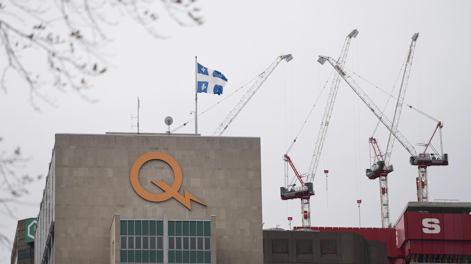 La façade du siège social d'Hydro-Québec, sur laquelle se trouve le logo de la société d'État.
