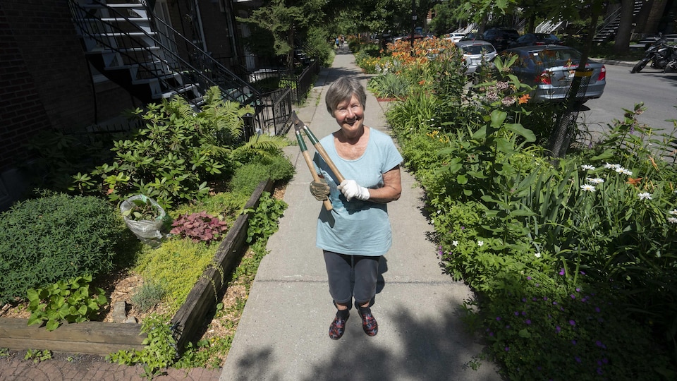 Les jardins du macadam Photo-radio-canada-ivanoh-demers-reportage-sur-les-jardins-urbains-sur-les-trottoirs-de-montreal-pour-emilie-dubreuil-photo-prise-a-montreal-quebec-canada-sur-la-photo-gauche-a-droite-claudette-barabe