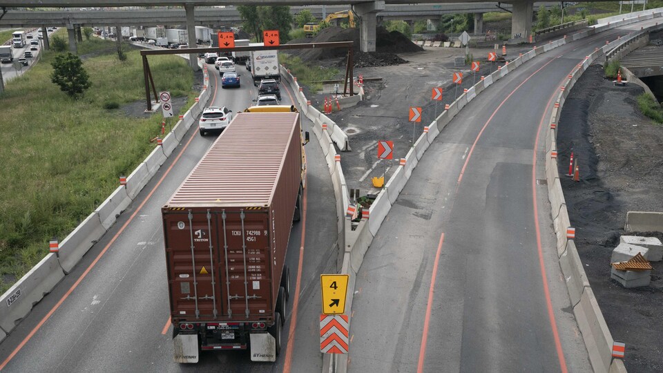 Un camion emprunte l'un des accès au tunnel.