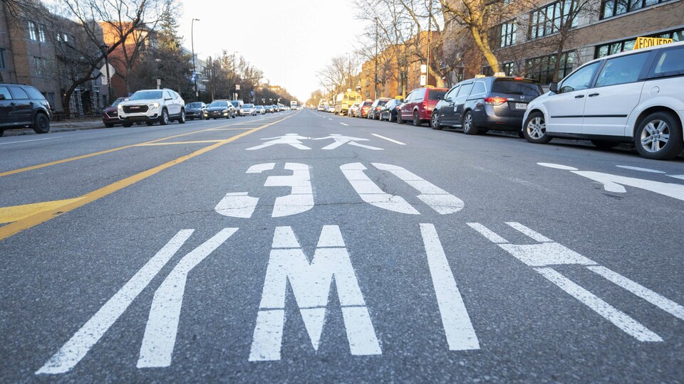 Une limite de 30 km/h peinte à même la rue.