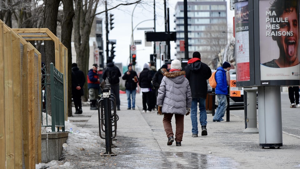 Des personnes marchent sur la rue à Montréal.