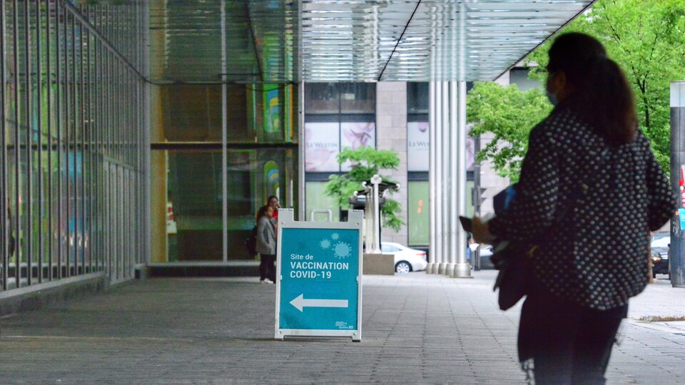 Une personne marche vers un site de vaccination.